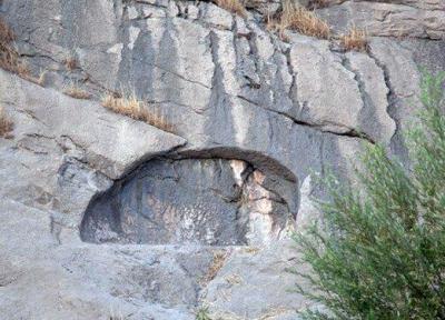 کشف سنگ نگاره ای جدید در طاق بستان ، انسانی با دستانی رو به آسمان