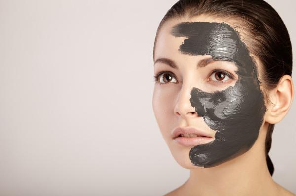 روش تهیه ماسک زغال برای پاکسازی صورت در منزل