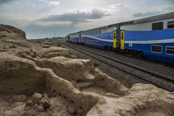 توفان گرد و خاک حرکت قطار مسافربری مشهد، سرخس را متوقف کرد